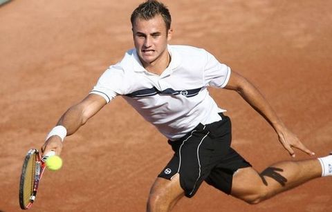 Copil eliminat, Tecău continuă la dublu